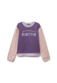 Felpa a maniche lunghe viola e rosa pallido con il testo "Back to the new generation BENETTON" e piccole grafiche di api sul davanti.