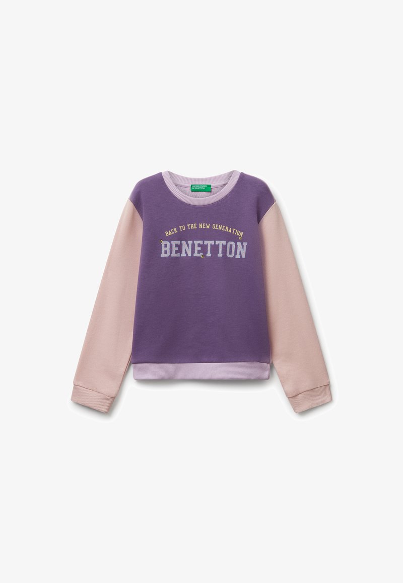 Felpa a maniche lunghe viola e rosa pallido con il testo "Back to the new generation BENETTON" e piccole grafiche di api sul davanti.