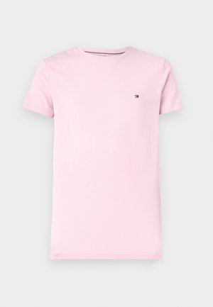 Roze katoenen t-shirt met korte mouwen, ronde hals en een klein logo op de borst. Eenvoudig ontwerp en een gladde textuur.