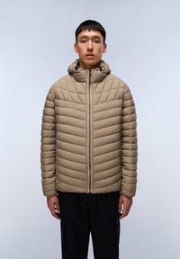 Beige quiltet pufferjakke med hætte, frontlynlås og ribbet tekstur. Har elastiske snore i kanterne og et minimalistisk design.