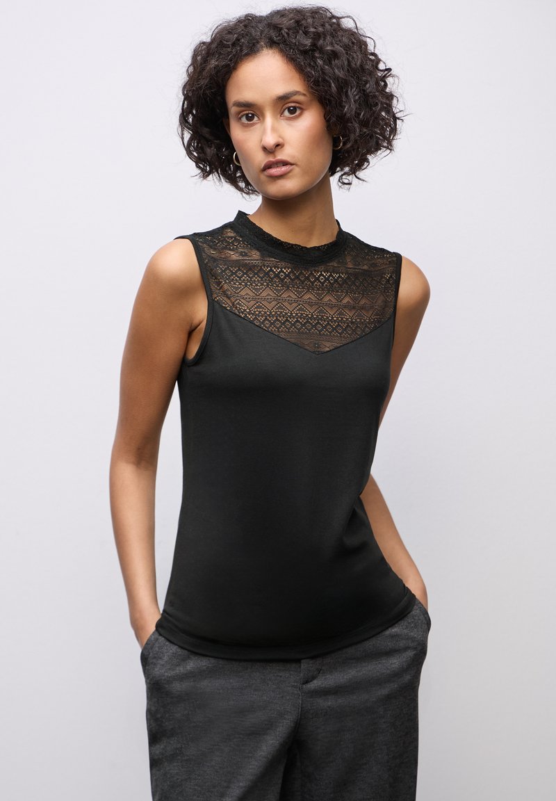 Top senza maniche nero con yoke in pizzo e motivi geometrici, scollatura rotonda; tessuto morbido con silhouette aderente.