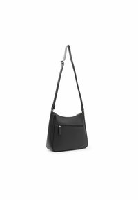 Bolso de hombro de cuero negro con forma curva, que cuenta con un bolsillo delantero con cremallera y una correa ajustable. Textura suave, diseño minimalista.