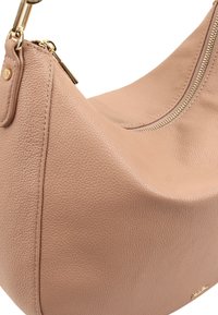 Lichtroze leren handtas met een slouchy design, gouden ritsdetails en een gestructureerde afwerking. Heeft een gebogen vorm en een afneembare strap.