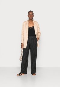 Anna Field Top - black