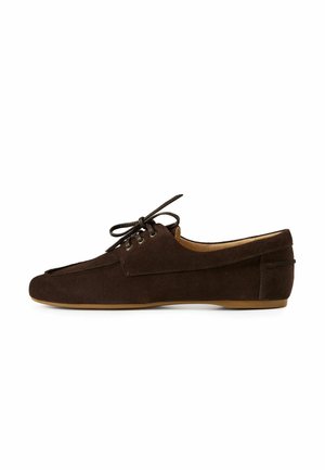Scarpa in suede marrone scuro con lacci, suola piatta, punta rotonda e cuciture decorative. Design semplice con accenti minimi.