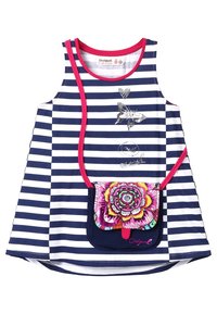 Námořnická a bílá pruhovaná tílko s růžovým výstřihem, zdobené dekorativní grafikou motýla a barevnou květinovou kabelkou přes rameno.