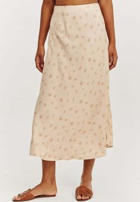 Svetlo béžová sukňa vyrobená z hladkej tkaniny, s kvetinovým vzorom v oranžovej farbe. Dĺžka do polovice lýtok s bočným rozparkom a priliehavým pásom.