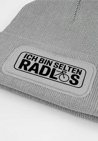 Gray knit beanie with ribbed texture, featuring a rectangular patch that reads "ICH BIN SELTEN RADLOS" in bold black letters.