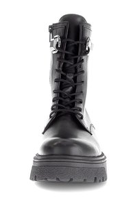 Zwarte leren enkelboot met een ronde neus, vetersluiting aan de voorkant en zilveren hardware-accenten. Beschikt over een gestructureerde rubbere zool voor grip.