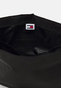 Tommy Jeans ESSENTIAL DAILY MESSENGER UNISEX - Torba preko tijela - black
