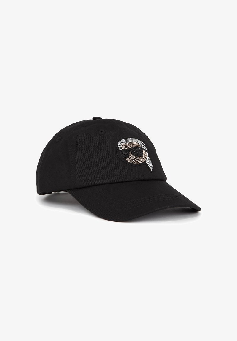Casquette de baseball noire avec un motif en strass représentant un visage portant des lunettes de soleil et une queue de cheval sur le panneau avant.