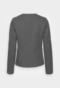 Šedá dlouhá bunda s jemným vzorem herringbone, zobrazená zezadu, s vypasovaným pasem a bez viditelných zapínání.