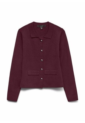 Cardigan bordeaux en maille texturée, avec un col, cinq boutons métalliques et deux poches avant.