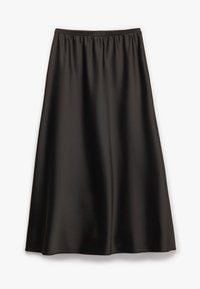 Sort satin midi-skirt med en glat tekstur, samlet talje og et flydende design, der hænger elegant fra taljen.