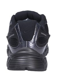 Baskets de sport noires avec une tige en maille texturée, un contrefort brillant au talon et une semelle en caoutchouc. Détails notables : accents perforés.