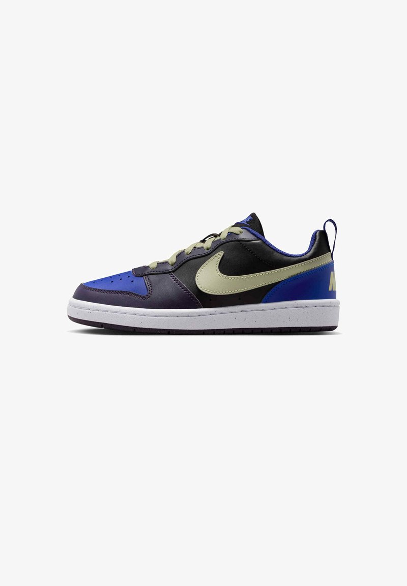 Scarpe da ginnastica Nike con una combinazione di pelle nera, viola e blu. Presentano uno swoosh verde, lacci verde chiaro e una suola bianca testurizzata.