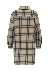 Chaqueta camisa de forro polar con un patrón de cuadros en beige, marrón y azul claro, cuello con solapa y mangas largas con puños con botones.