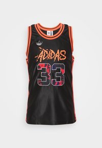 Svart baskettröja med orange detaljer och ränder. Har "ADIDAS"-logotypen i orange och "33" i flerfärgad tyg. Slät textur.