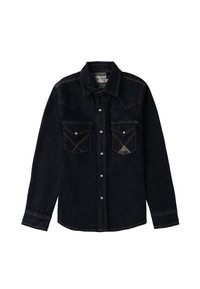 Camicetta in denim scuro con maniche lunghe, chiusura a bottoni sul davanti, dettaglio della yoke appuntita, due tasche sul petto e cuciture a contrasto. Presenta una patch con il logo sulla tasca.