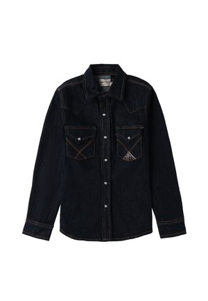 Chemise en denim foncé à manches longues, avec une fermeture à boutons sur le devant, un détail de pattes pointues, deux poches poitrine et des coutures contrastées. Comprend un écusson logo sur la poche.