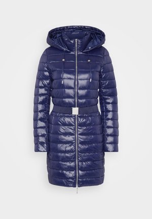 Jūras spēku zilas krāsas pūkains mētelis ar mirdzošu apdari, pildīta konstrukcija, kapuce ar virkni un josta viduklī. Iekļauj priekšējo rāvējslēdzēju un sānu kabatas.