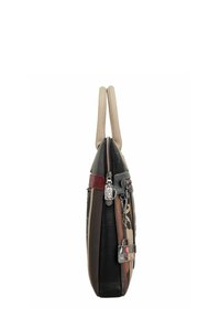 Borsa verticale realizzata con materiali misti, tra cui pellami neri, marroni e beige. Presenta una chiusura con zip, due manici e accessori decorativi.