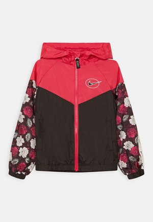 Veste à capuche Nike rouge et noire avec manches à motif floral en rose, blanc et gris, fermeture éclair avant et logo Nike sur la poitrine.