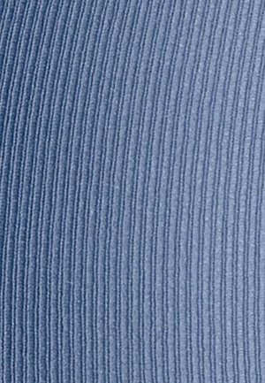 Tessuto testurizzato in azzurro chiaro con righe verticali a costine, creando un motivo sottile. Il materiale appare morbido e liscio al tatto.