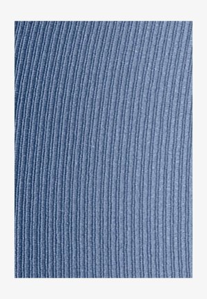 Tessuto testurizzato in azzurro chiaro con righe verticali a costine, creando un motivo sottile. Il materiale appare morbido e liscio al tatto.