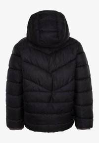 Veste matelassée noire avec une capuche, présentant un design matelassé en chevrons, des poignets élastiques et une texture lisse et brillante.