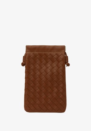 Brun vævet læderpung med flad design, der har en glat top og dekorative knyttede accenter på siden til lukning.