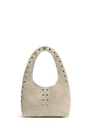 Bež usnjena torbica z zaobljenim zgornjim ročajem in enakomerno razporejenimi črnimi kovinskimi očesi vzdolž robov in sredinske šive.
