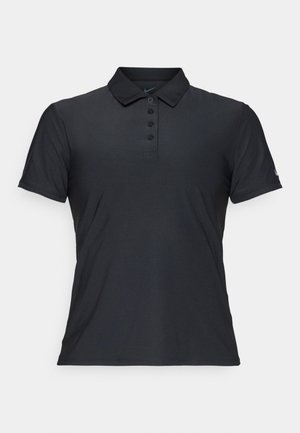 Svart polo skjorte laget av glatt stoff, med klassisk krage, fem-knapp knappestolpe og korte ermer med en liten logo på ermet.