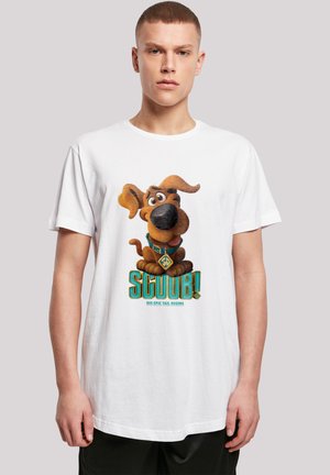 Hvit bomulls T-skjorte med et tegneseriedogegrafikk i brune og oransje nyanser, tekst "SCOOB!" i fet turkis skrift.