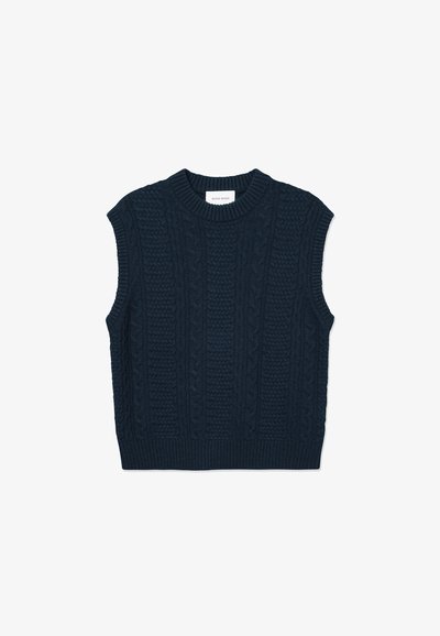 Tengerészkék ujjatlan pulóver, kábelmintás textúrával és bordás nyakkivágással, valamint szegéllyel. Puha, vastag fonalból készült, amely réteges mintát alkot.