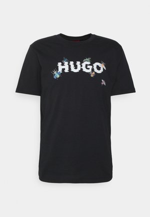 Sort kortærmet T-shirt med hvidt forvrænget "HUGO"-tryk over brystet, dekoreret med farverige illustrerede insekter omkring bogstaverne.