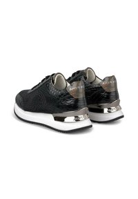 Sneaker nere con una toma in superficie testurizzata simile a quella di un rettile, dotate di accenti metallici, una suola intermedia bianca e branding sul tallone.