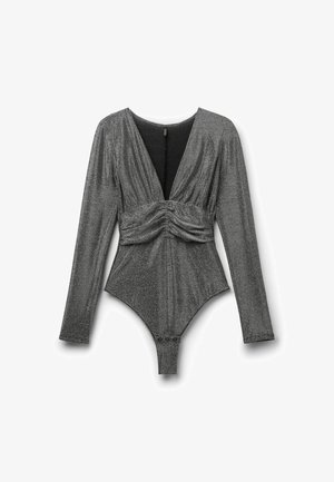 Metallic sølv langærmet bodysuit med dyb V-hals, samlet frontdesign og trykknaplukning forneden. Glat, strækbart stof.