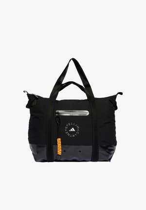 Grande bolsa de desporto preta com fundo liso e resistente à água, alças superiores, um bolso exterior com fecho e um realce laranja na pega do fecho.