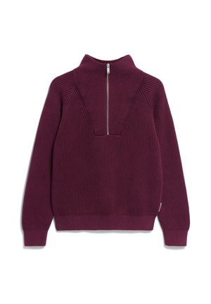 Burgunderfarbener gerippter Pullover mit hohem Kragen, halbem Reißverschluss und langen Ärmeln; mit kontrastierendem Gewebe an Schultern und Bündchen.