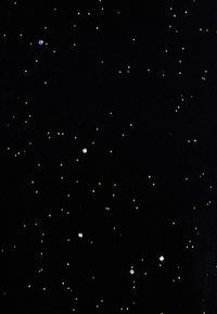 Tessuto nero con piccoli motivi quadrati bianchi e colorati sparsi che somigliano a stelle, creando un design celestiale.
