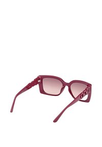 Gafas de sol burdeos con montura cuadrada, lentes degradadas y detalles decorativos en las bisagras. Acabado brillante que realza los detalles del diseño.