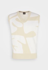 Gilet sans manches en maille crème et blanche avec un col en V et un motif abstrait beige, étiqueté avec une étiquette noire BOSS à l’intérieur du col.