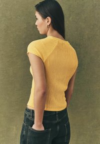 Next REGULAR FIT - RAGLAN SHORT SLEEVE TEXTURED  - Pamata T-krekls - yellow