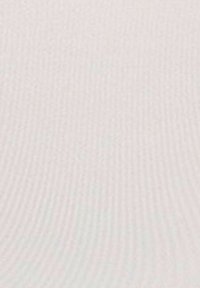 Weiches graues Material mit einer subtilen gerippten Textur, gleichmäßig geformter Oberfläche und glatter Ausführung, geeignet für Polster- oder Modeanwendungen.