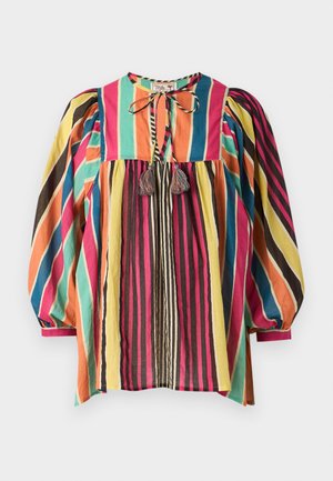 Fargerik, stripete bluse med rund hals, puffede ermer og duskdetaljer. Stoffet er lett og pustende.