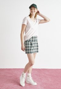 Levi's® THE PERFECT TEE V-NECK - Lihtne T-särk - mauve chalk