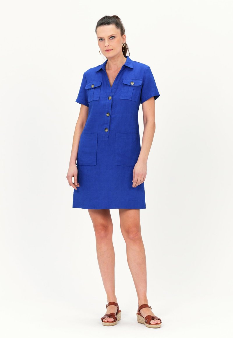 Abito in lino blu a maniche corte con colletto, quattro tasche applicate e dettaglio dei bottoni sul davanti. Texture liscia e silhouette dritta.