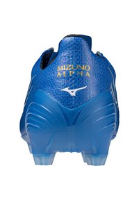Scarpe da calcio Mizuno Alpha di un vivace blu con una tomaia testurizzata, logo giallo e suola trasparente. Presentano un design elegante per prestazioni ottimali.