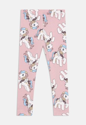 Rožnate otroške pajkice z motivom belih krilatih samorogov, ki se ponavljajo, z grivami in repi v pastelnih modrih, roza in rumenih odtenkih.
